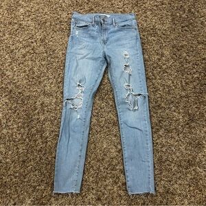 Levi Women’s 720 High Rise Super Skinny Distressed Size 28 Light Wash